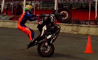 Wawan Tembong menggunakan Yamaha MT-25 yang membawanya jadi jawara Kejuaraan Inteernational Freestyle ASEAN Stunt Day (1)