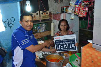 Ibu Juhro pedagang nasi uduk mendapatkan dana bantuan usaha dari PT Yamaha Indonesia Motor Manufacturing yang secara simbolis diserahkan oleh Direktur Sales Sutarya (1)