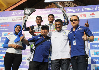 Juara Umum Kelas Seeded Firman Farera dan Juara Umum Kelas Pemula Aditya Anugrah Seri 2 Yamaha Cup Race di Aceh