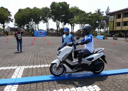 Praktek bridge balance peserta Yamaha Safety Riding Academy di Lapangan Polda Jawa Barat