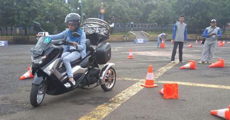 Echi Pramitasari anggota Max Owners ikut safety riding course meski memiliki keterbatasan fisik (2)