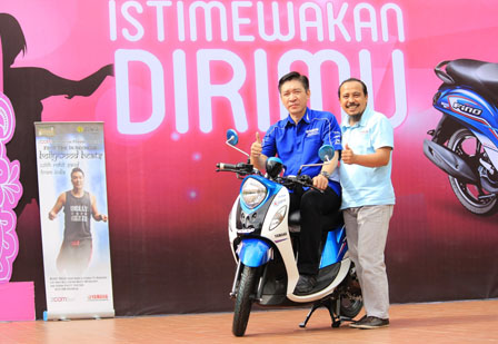 GM Marketing Suraco Jaya Abadi Motor Main Dealer Yamaha di Sulselbar (Frengki J Tunandar) dan Asisten GM Marketing PT Yamaha Indonesia Motor Manufacturing Mohammad Masykur