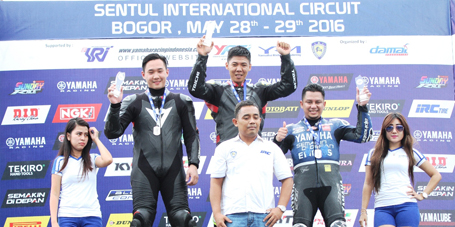 Benny Saputra (kiri) di podium seri 5 kelas Superstock up to 1000 cc Yamaha Sunday Race 2016 (1)