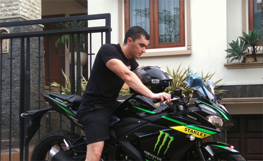 Pierre Irwan Mace dengan motornya YZF-R25 livery Monster Yamaha cicak kreatip