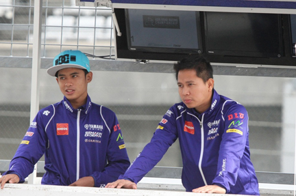 WAHYU RUSMAYADI (KANAN), MANAJER TIM YAMAHA RACING INDONESIA (YRI). Bersama rider Galang Hendra Pratama