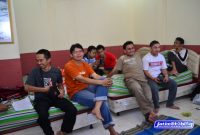 Diskusi di kamar hotel :D