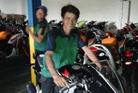foto naik cbr150r lokal