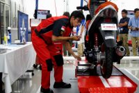wpid-asep-sumpena-teknisi-yamaha-indonesia-saat-menjalani-tes-penilaian-di-wtgp-2014-jpg