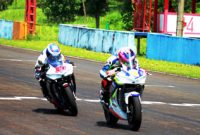 Yamaha YZF-R25 digeber Irwan Ardiyansyah (depan) dan Wilman Hammar (belakang) di Kejurnas kelas 250 cc di Sentul International Circuit