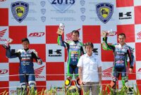 Yamaha YZF-R25 sapu bersih podium Seri 1 Kejurnas Kelas 250 cc – kiri ke kanan Wilman Hammar – Hendriansyah – Irwan Ardiyansyah