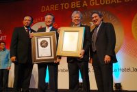 Minoru Morimoto Vice President PT YIMM & Dyonisius Beti Executive Vice President PT YIMM menerima Indonesia Best Brand Award 2015 untuk Mio dan V-xion