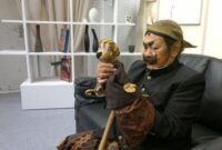 Pak-Raden-dan-tokoh-boneka-mirip-dirinya Pak-Raden-dan-tokoh-boneka-mirip-dirinya