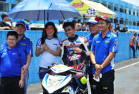 R Fadhil juara nasional kelas 150cc Indonesia Road Racing Championship di garis start Seri 5 di Sentul International Circuit