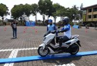 Praktek bridge balance peserta Yamaha Safety Riding Academy di Lapangan Polda Jawa Barat Praktek bridge balance peserta Yamaha Safety Riding Academy di Lapangan Polda Jawa Barat