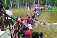 sudah-di-beri-peringatan-jembatan-gantung-maksimal-40-orang-kok-masih-ngeyel-putus-dah-01-pertamax7-com.jpg