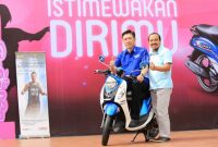 GM Marketing Suraco Jaya Abadi Motor Main Dealer Yamaha di Sulselbar (Frengki J Tunandar) dan Asisten GM Marketing PT Yamaha Indonesia Motor Manufacturing Mohammad Masykur