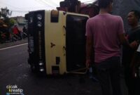 truk-terguling-di-sepanjang-cicak-kreatip-com-1