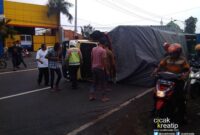 truk-terguling-di-sepanjang-cicak-kreatip-com