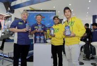 Management PT Yamaha Indonesia Motor Manufacturing (YIMM) dengan Galang Hendra & Imanuel Pratna memperlihatkan oli Yamalube RS4GP Management PT Yamaha Indonesia Motor Manufacturing (YIMM) dengan Galang Hendra & Imanuel Pratna memperlihatkan oli Yamalube RS4GP