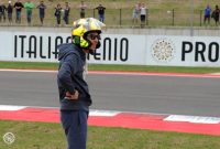 Rossi-nonton-WSBK-Misano-pakai-helm-1