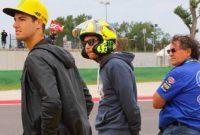 Rossi-nonton-WSBK-Misano-pakai-helm