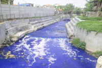 sungai-di-surabaya-airnya-berwarna-biru