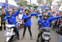 Mio Z Brand Ambassador -Stand Up Comedy Indonesia Trio (Gilang Bhaskara, Ge Pamungkas, Kemal Pahlevi) make Z Style before start touring ride Mio Z in Cirebon city West Java