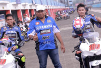 WILLY HAMMER (KIRI) & SYAHRUL AMIN (KANAN) BERSAMA GENERAL MANAGER TEAM YAMAHA BAHTERA RACING, NOVI ENDARYONO. Penampilan pertama di AP250 ARRC 2016 Sentul