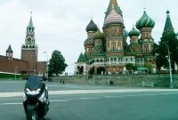 yamaha-nmax-di-area-lapangan-merah-dan-tampak-kremlin-and-st-cathedral-moscow-rusia-2