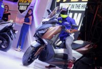 galang-hendra-menunggangi-xmax-di-indonesia-motor-show-imos-2016