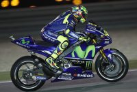 Valentino Rossi dengan YZR-M1 yang dipasang bendera Indonesia di Losail International Circuit Qatar Valentino Rossi dengan YZR-M1 yang dipasang bendera Indonesia di Losail International Circuit Qatar