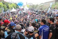 Seremoni-deklarasi-MAXI-Yamaha-oleh-perwakilan-Yamaha-dan-komunitas-komunitas-Yamaha-di-event-MAXI-Yamaha-Day-di-Bandung