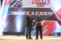 Penghargaan Otomotif Award 2017 untuk Yamaha diterima oleh Hendri Wijaya GM Marketing PT Yamaha Indonesia Motor Manufacturing