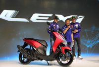 Pembalap Movistar Yamaha MotoGP (Valentino Rossi dan Maverick Vinales) dan Presiden Direktur PT Yamaha Indonesia Motor Manufacturing (YIMM) Minoru Morimoto saat launching Yamaha Lexi di Jakarta (2)