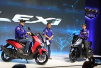 Pembalap Movistar Yamaha MotoGP (Valentino Rossi dan Maverick Vinales) dan Presiden Direktur PT Yamaha Indonesia Motor Manufacturing (YIMM) Minoru Morimoto saat launching Yamaha Lexi di Jakarta