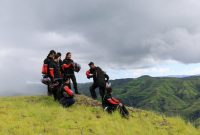 Para peserta touring menikmati alam Salura dalam perjalanan