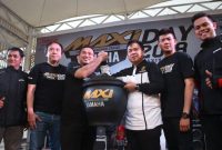 Yamaha menyerahkan donasi bak sampah yang diterima oleh Walikota Banjarmasin Ibnu Sina Yamaha menyerahkan donasi bak sampah yang diterima oleh Walikota Banjarmasin Ibnu Sina