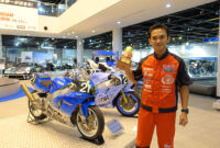 Ardhi berpose dengan piala yang diraih di Yamaha Communication Plaza
