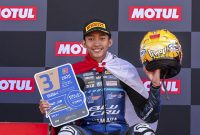 Arai Agaska meraih podium 3 race 1 seri 1 FIM R3 BLU CRU World Cup 2025 di sirkuit Portimao Portugal (1)